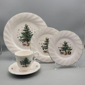 Vintage Nikko Happy Holidays 5 Piece Place Setting - Christmas Dinnerware
